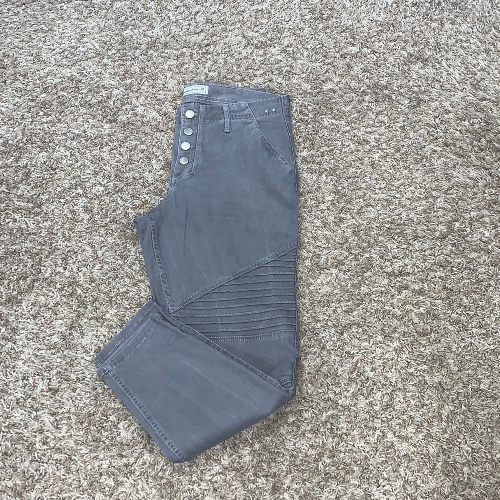 Abercrombie & Fitch gray ankle length jeans; button front; size: 28